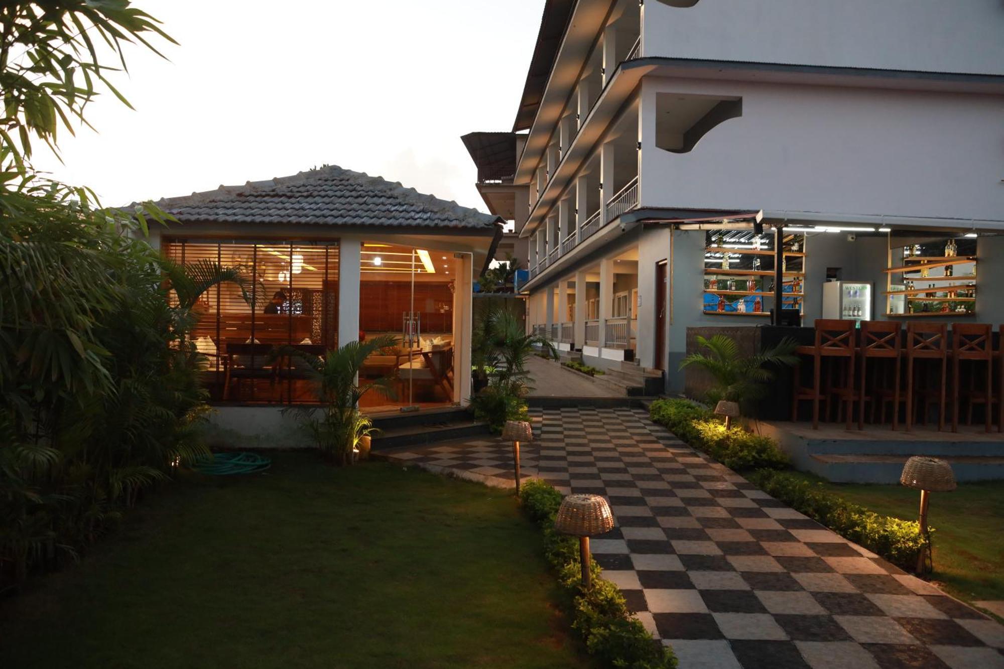 Gracias Cafe & Resort Morjim Exterior photo