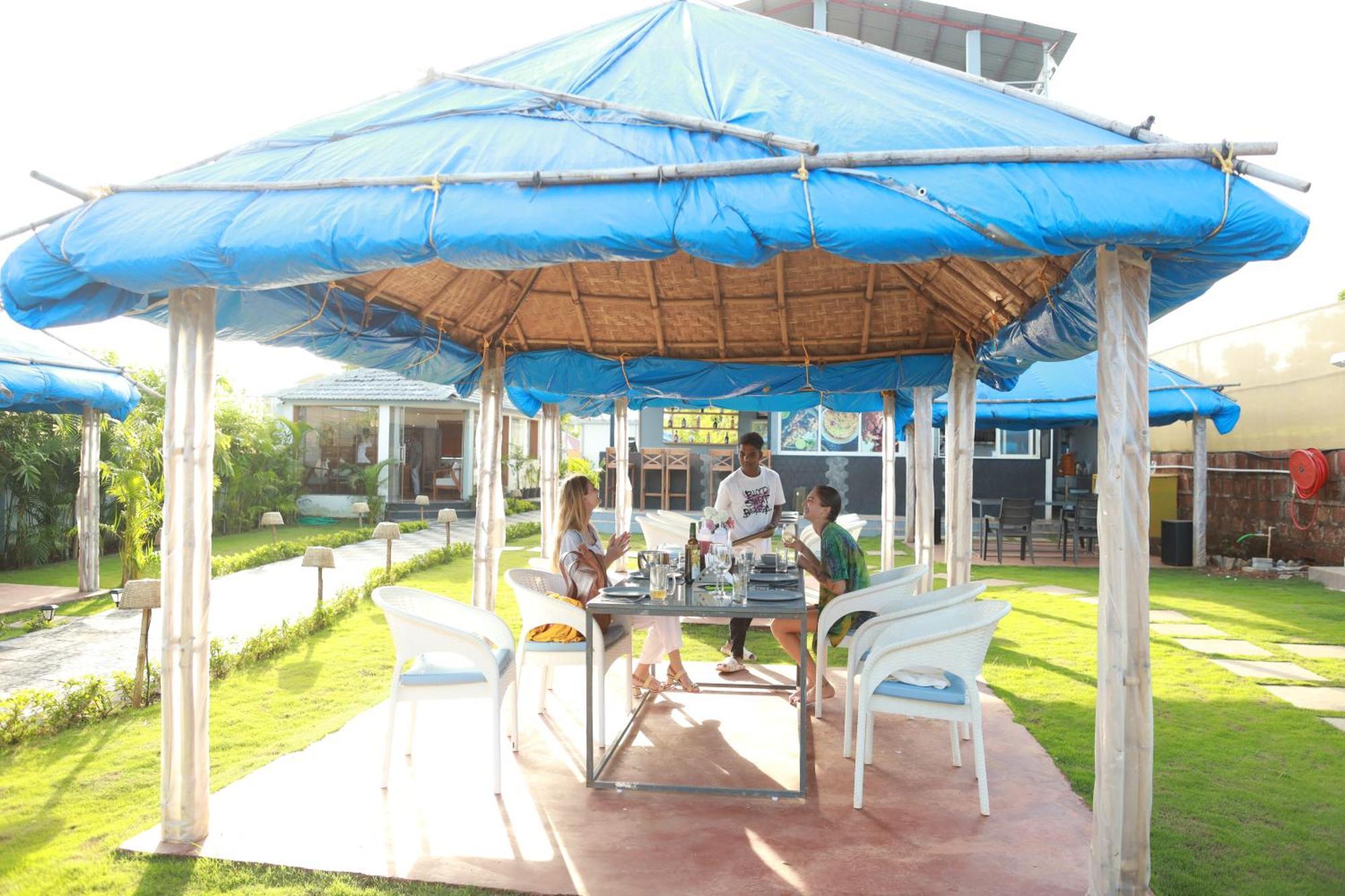 Gracias Cafe & Resort Morjim Exterior photo